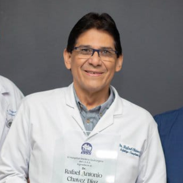 El nefrólogo Rafael Chávez Díaz reconoció que se puede vivir con Enfermedad Renal Crónica (ERC) a través del uso de medicamentos; pero también señaló que algunas personas no pueden costear dichos tratamientos. Llamó a la población a practicarse revisiones periódicas; principalmente si padecen de enfermedades como la diabetes e hipertensión. Foto EDH/Cortesía