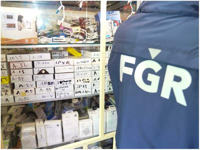 La Fiscalía continúa realizando allanamientos en negocios dedicados a la venta y compra de aparatos hurtados o robados. Foto / Cortesía FGR