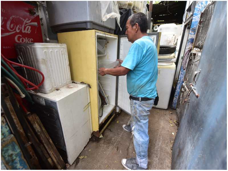 Óscar Pérez trabaja en la reparación de refrigeradoras y otros electrodomésticos en el centro. | Foto EDH/Miguel Lemus