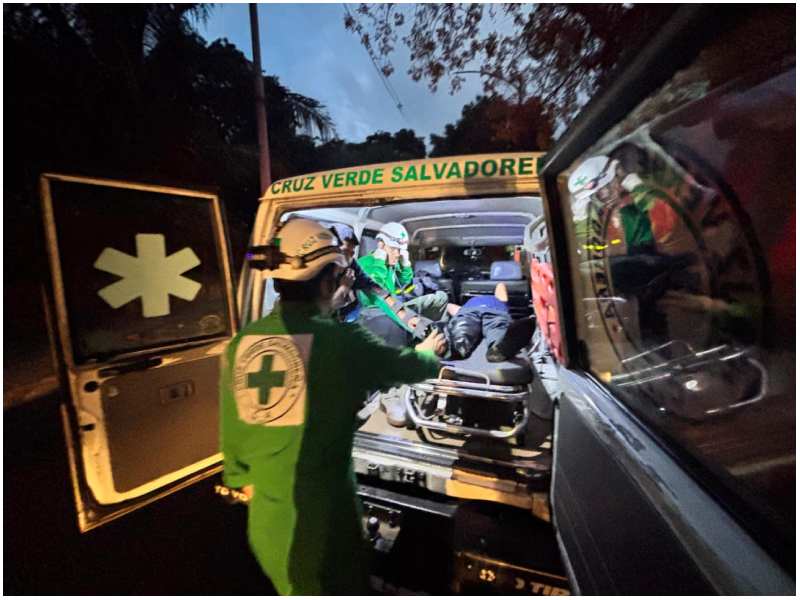 Socorristas atendieron al motociclista y al peatón. Foto / Cortesía Cruz Verde
