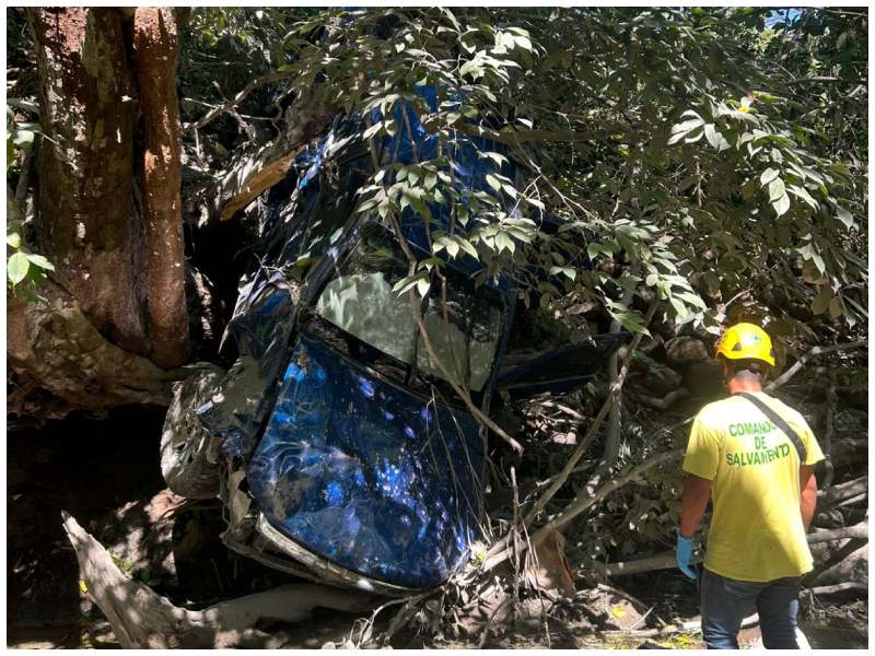 Así quedó el pick up doble cabina tras caer a un barranco. Foto / Cortesía Comandos de Salvamento