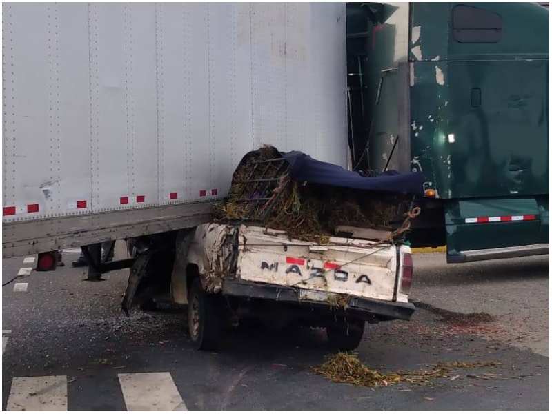 Así quedó el pick up luego del choque en carretera a Sonsonate. Foto / Cortesía
