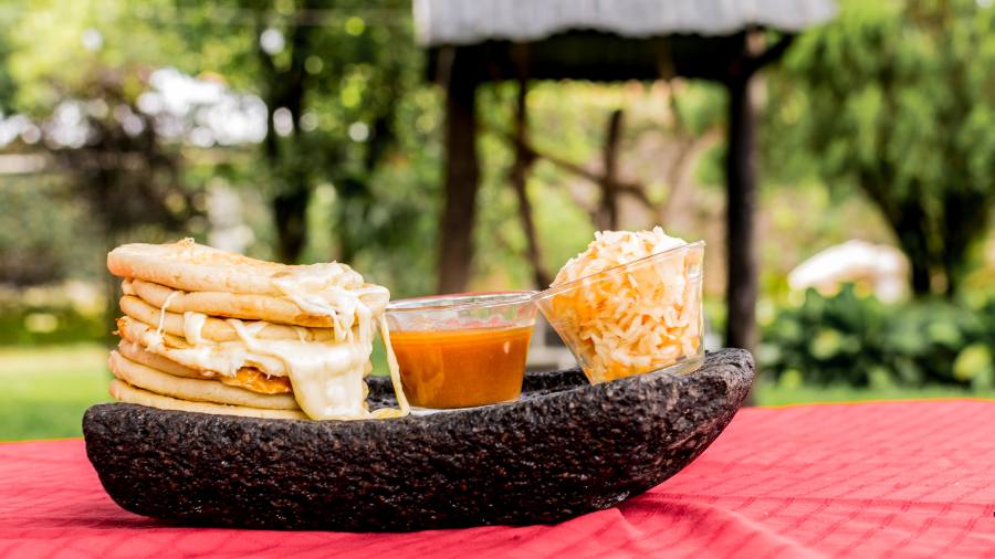 Pupusas fuera de serie: de flor de loto, de carne de canguro y de llama. Foto: Shutterstock