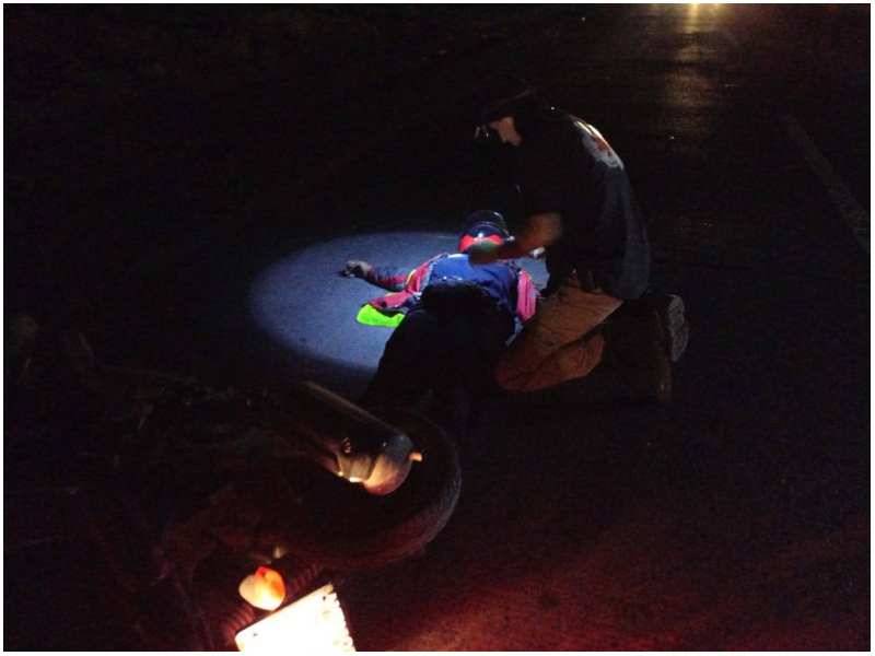 Momento en que atienden a uno de los motociclistas. Foto / Cortesía Cuerpo de Reacción Inmediata