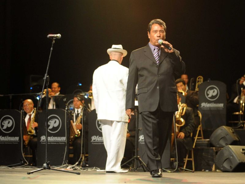 Tony Acosta durante un especial de la música de la época de oro. | Foto: EDH / archivo