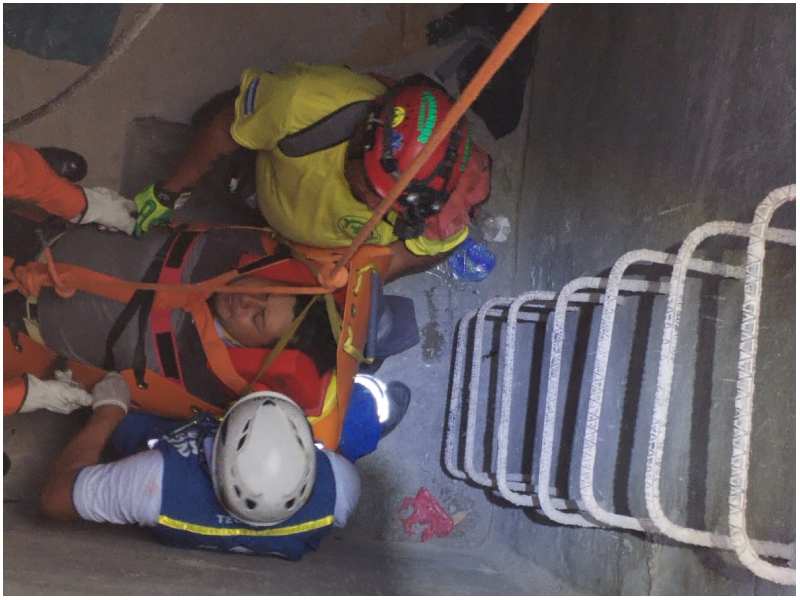 Momento en que el socorrista fue rescatado y llevado hacia el hospital. Foto / Cortesía Comandos de Salvamento