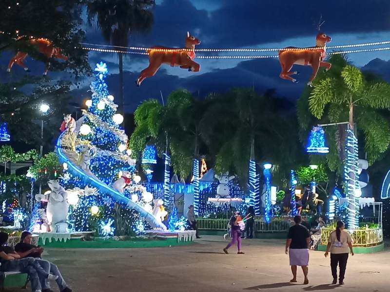 Decoración navideña en Apastepeque 2025
