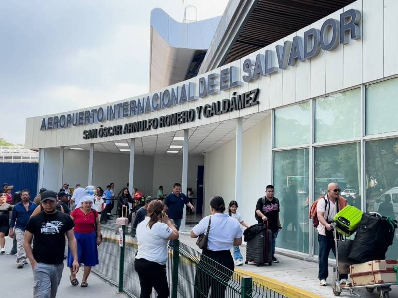 Aeropuerto Hermanos Lejanos-Fiestas. Navidad- Fin de Año