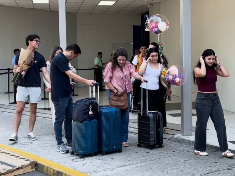 Aeropuerto Hermanos Lejanos-Fiestas. Navidad- Fin de Año