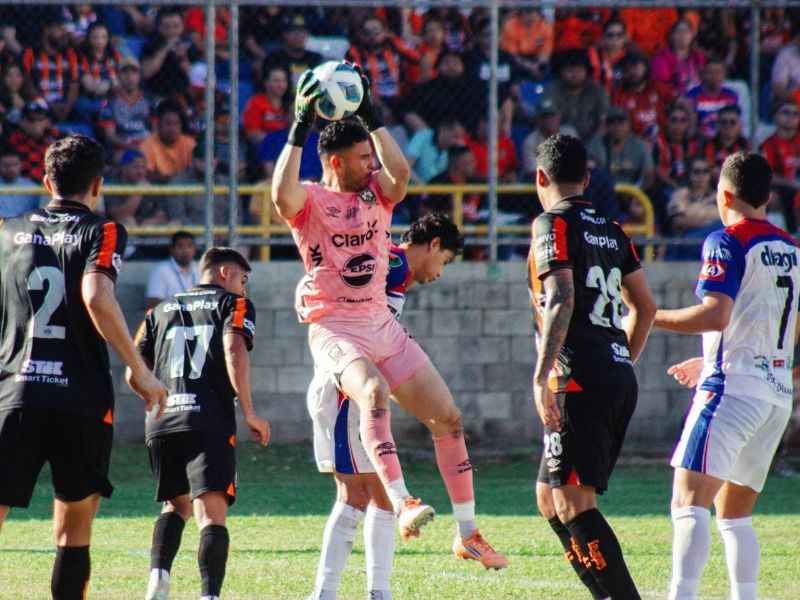 Juego de semifinales en el Barraza, entre Águila vs. Firpo. El portero Benji Villalobos (c), en acción. Foto: Cortesía L.Á. Firpo