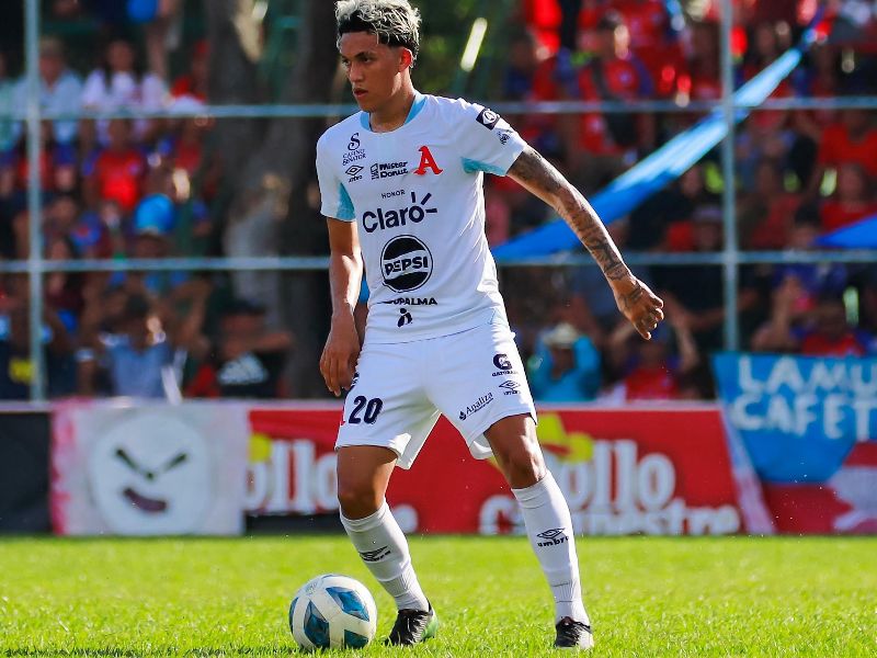 El volante Alejandro Henríquez no estará en la vuelta de semifinales ante CD Cacahuatique, por expulsión. Foto: Cortesía Alianza FC