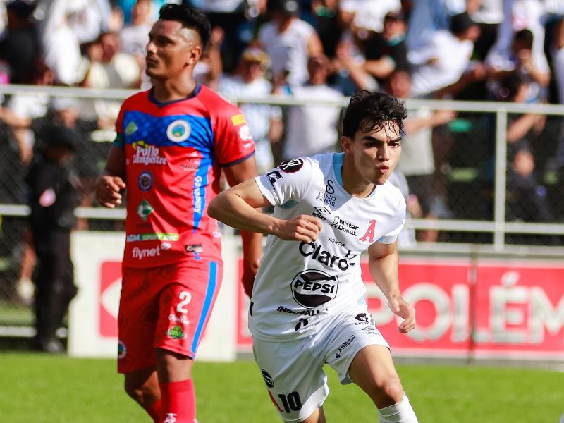 Acciones del Cacahuatique vs. Alianza, en la ida de semifinales. En acción, el albo Leo Mejívar y Reinaldo Aparicio (atrás). Foto: Cortesía Alianza FC