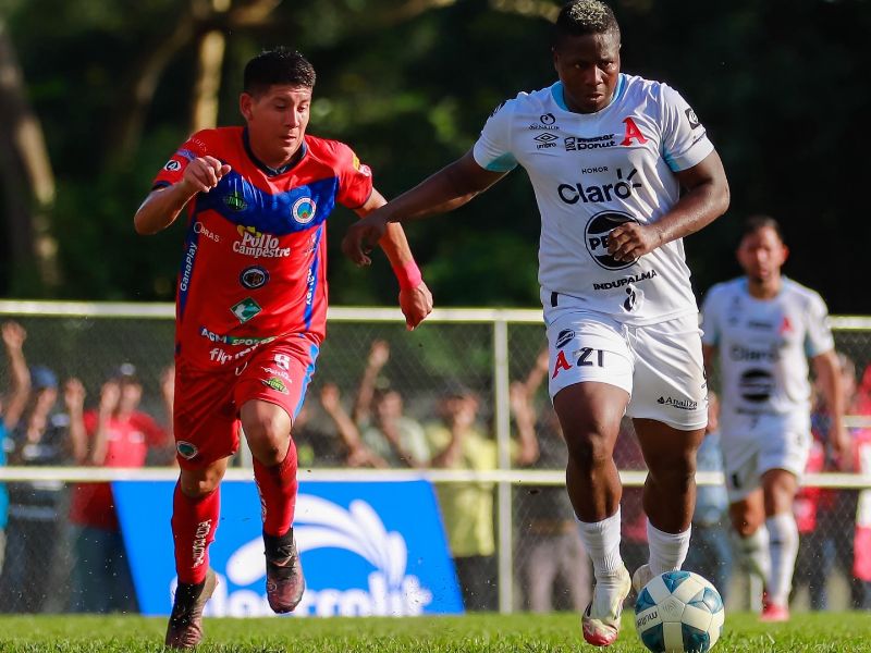 Acciones del Cacahuatique vs. Alianza, en la ida de semifinales. En acción, el albo Carlos Salazar. Foto: Cortesía Alianza FC