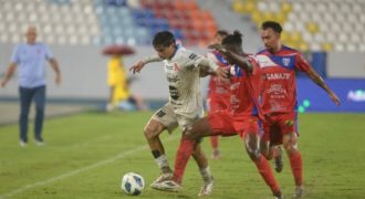 Alianza y Firpo jugaron en el "Mágico", este torneo, dos días seguidos, por la suspensión de lluvia. Foto: EDH Archivo