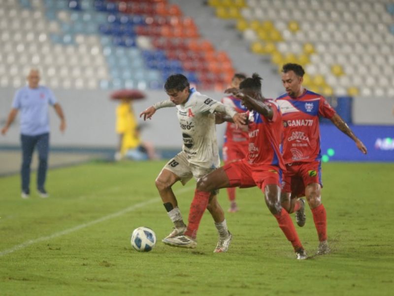 Alianza y Firpo jugaron en el "Mágico", este torneo, dos días seguidos, por la suspensión de lluvia. Foto: EDH Archivo