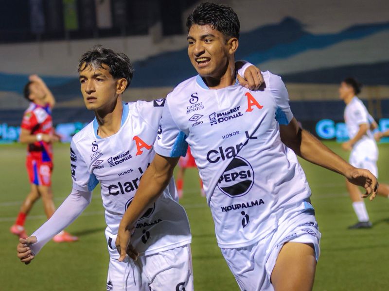 El delantero Luis Tobar (d.) anotó triplete con Alianza ante Firpo, para ser campeón de reserva. Foto: Cortesía Alianza FC