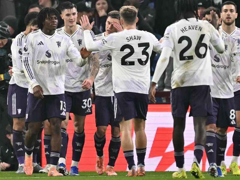 Duelo entre el Manchester United y el Aston Villa, por la Liga Premier. Festejo del United del delantero brasileño Matheus Cunha (atrás, i.). Foto: EDH AFP