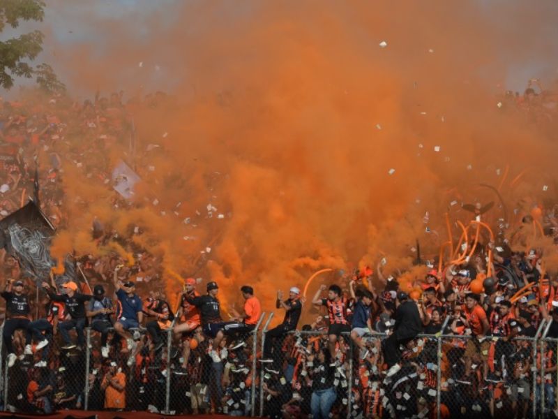 Los graderíos del estadio Barraza se vestirán de negronaranjas. Foto: EDH Archivo