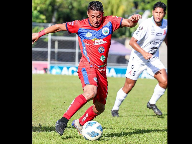 Acciones del Cacahuatique vs. Alianza, en la ida de semifinales. En acción, el cafetalero Óscar Cerén y Mario Jacobo (atrás). Foto: Cortesía Alianza FC