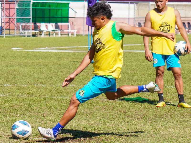 En un entreno pasado, el goleador de los cafeteros Juan Carlos Argueta. Foto: Cortesía CD Cacahuatique