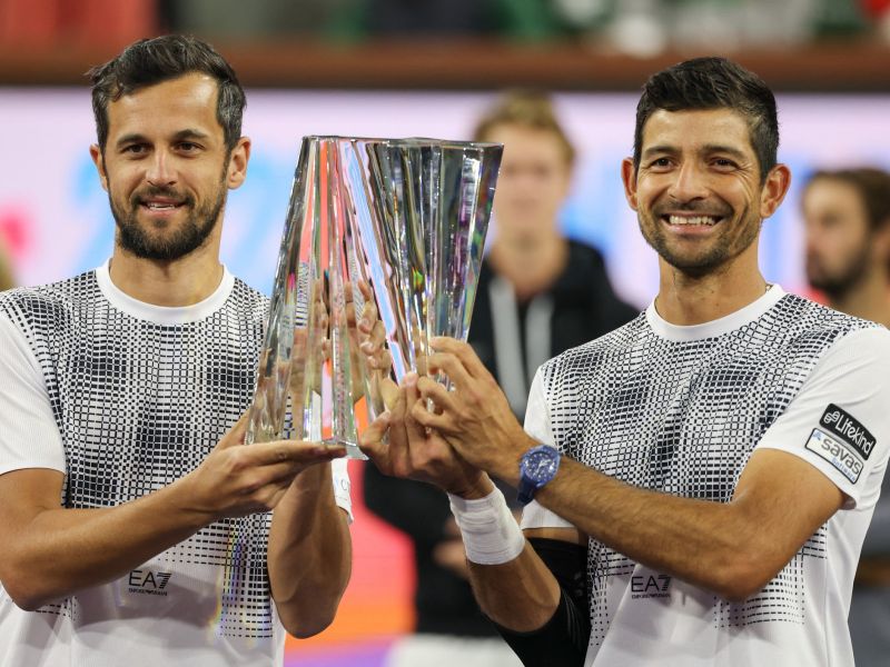 El salvadoreño Chelo Arévalo (d.) sostiene el trofeo de monarca de Indian Wells, junto al croata Mate Pavic. Foto: EDH AFP