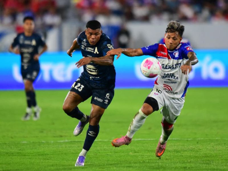 El volante Diego Flores (d.) va por el balón ante Michell Mercado, de Alianza. Foto: EDH Emerson del Cid