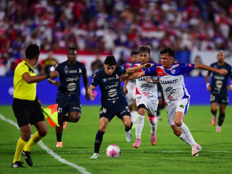 El volante Mauricio Cerritos (d.), en una jugada ante Alianza, en la final. Foto: EDH Emerson del Cid