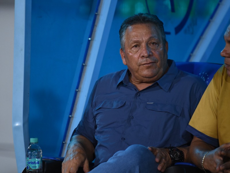 El DT de Firpo, Marvin Solano, dirigiendo a los pamperos, en la final ante Alianza. Es campeón de la 11 de los pamperos. Foto: EDH Emerson del Cid