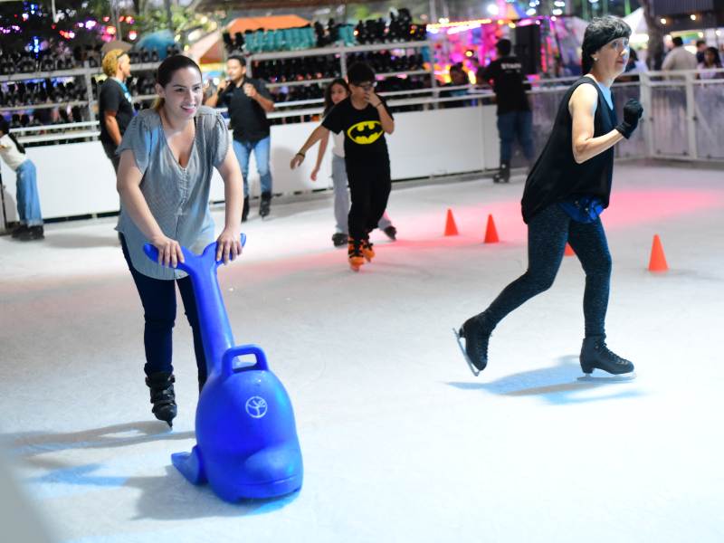 Pista de patinaje en hielo El Salvador On Ice instalada en el parque el Cafetalón de Santa Tecla, La Libertad.