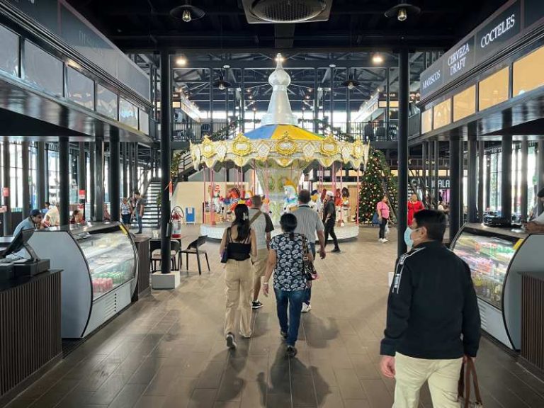 Apertura de la Plaza Universitaria en el Centro Histórico de San Salvador. Restaurantes, negocios