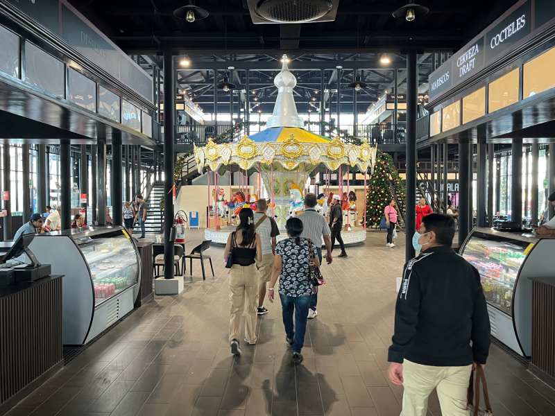 Apertura de la Plaza Universitaria en el Centro Histórico de San Salvador. Restaurantes, negocios