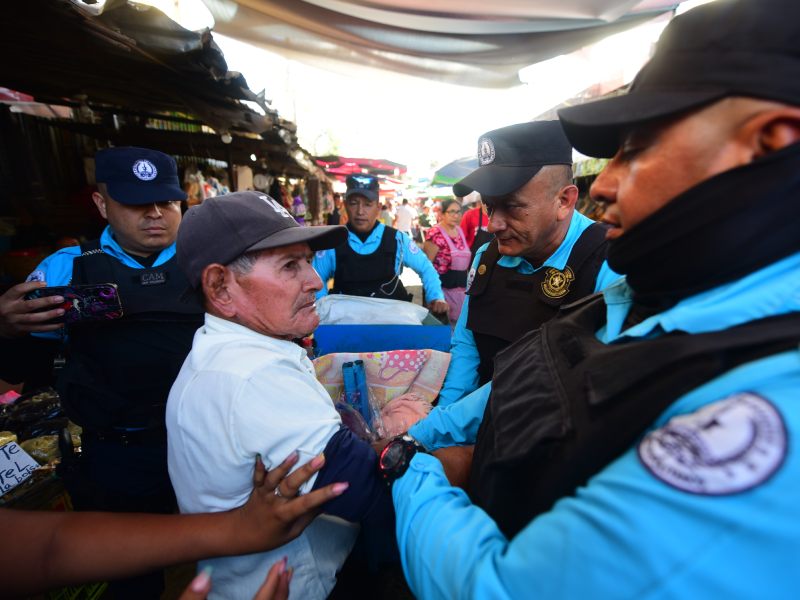 Acoso del Cuerpo de Agentes Metropolitano de San Salvador CAM a vendedores ambulantes del Centro Histórico.