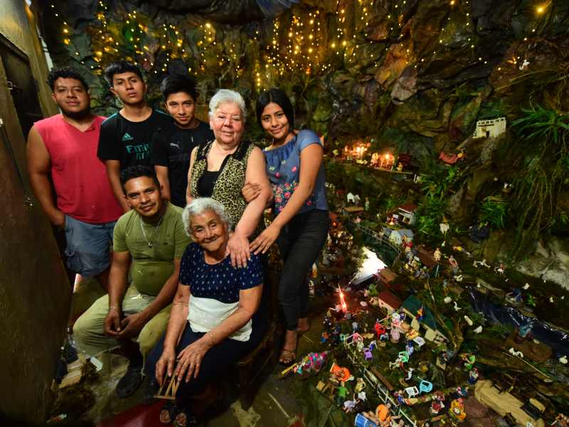 Nacimiento más grande de Nahuizalco colocado por Petrona Rosario Chávez de Martínez, conocida como niña Toñita con 93 años de edad