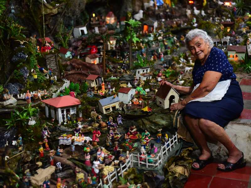 Nacimiento más grande de Nahuizalco colocado por Petrona Rosario Chávez de Martínez, conocida como niña Toñita con 93 años de edad