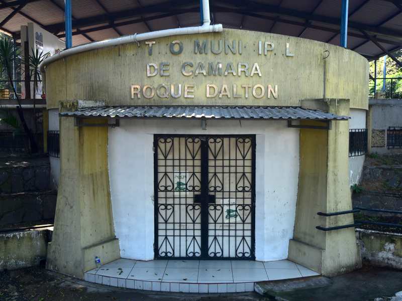 Teatro de cámara Roque Dalton deteriorado en mal estado y abandonado. Ubicado sobre la 29 calle Poniente y Avenida España