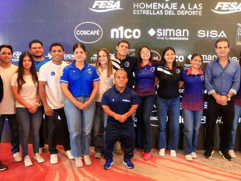 Los atletas salvadoreños, presentes en el anuncio del Homenaje a las Estrellas 2025. Foto: Cortesía Fesa