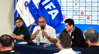 Reunión del presidente de la Fesfut, Yamil Bukele, con cuerpos técnicos de selecciones nacionales. Foto: Cortesía Fesfut/LaSelecta