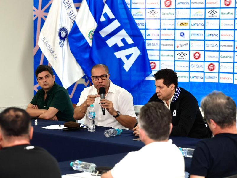 Reunión del presidente de la Fesfut, Yamil Bukele, con cuerpos técnicos de selecciones nacionales. Foto: Cortesía Fesfut/LaSelecta