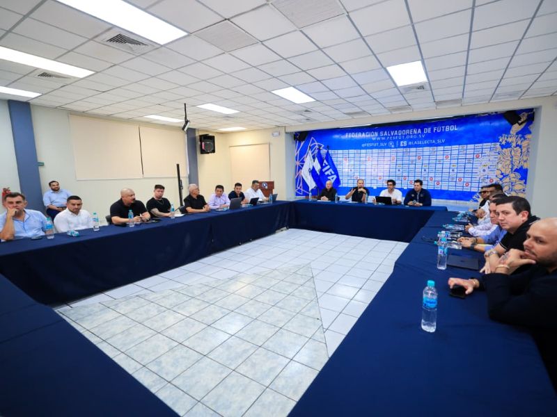 Reunión entre Yamil Bukele, presidente de la Fesfut, con miembros de Primera División. Foto: Cortesía Fesfut