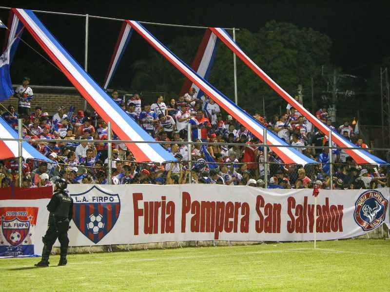La afición de Firpo, en un partido nocturno en Usulután. Foto: Cortesía L.Á. Firpo
