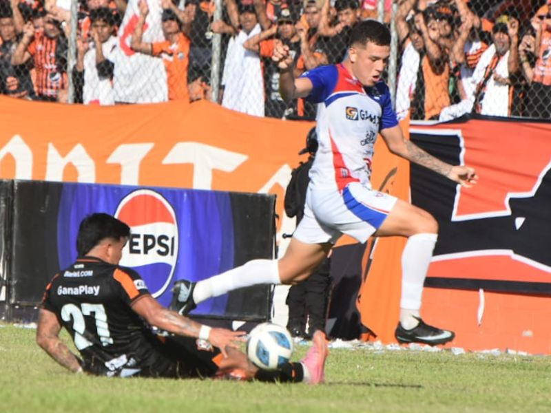 Jugada de ataque del delantero Styven Vásquez, en la semifinal de ida entre Águila y Firpo. Foto: Cortesía L.Á. Firpo