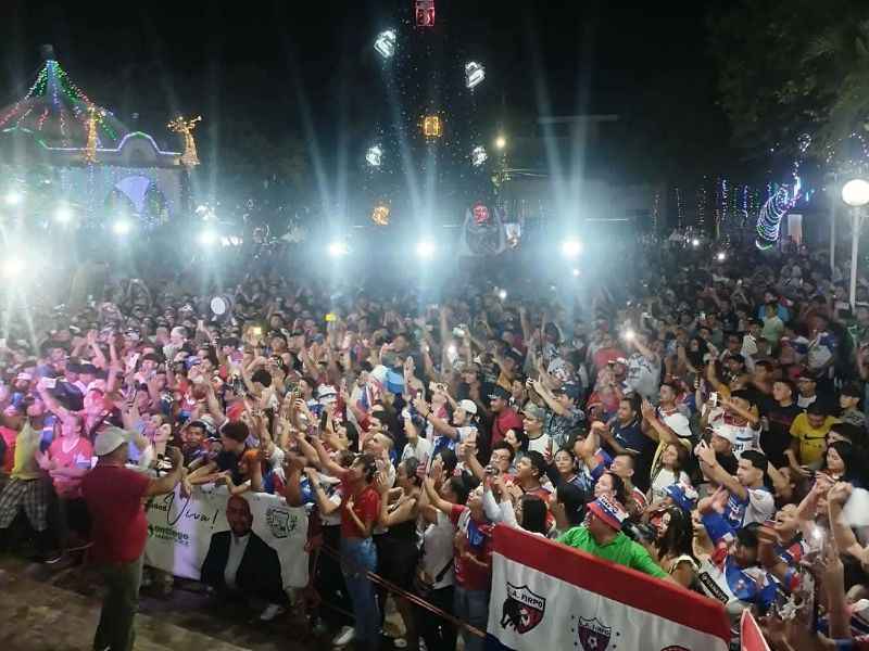 Cientos de personas se reunieron en Usulután, para continuar con los festejos de la corona 11. Foto: EDH Cortesía