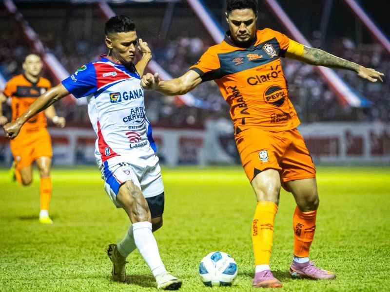 El toro Víctor García (i.) y el emplumado Ronald Rodríguez, por el balón. Foto: Cortesía L.Á. Firpo