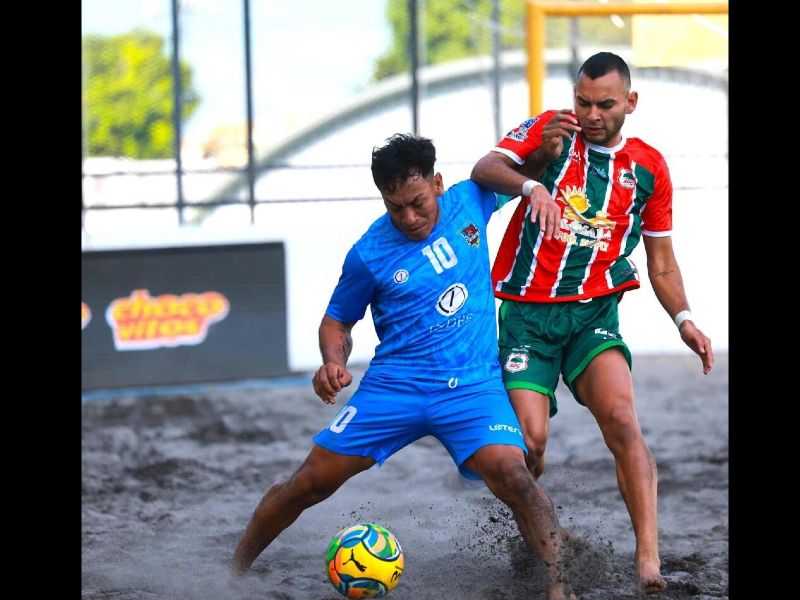 Partido de la Americas Winners Cup El Salvador 2025. En acción, Elmer Robles (i.), con Isla San Sebastián. Foto: Cortesía Indes