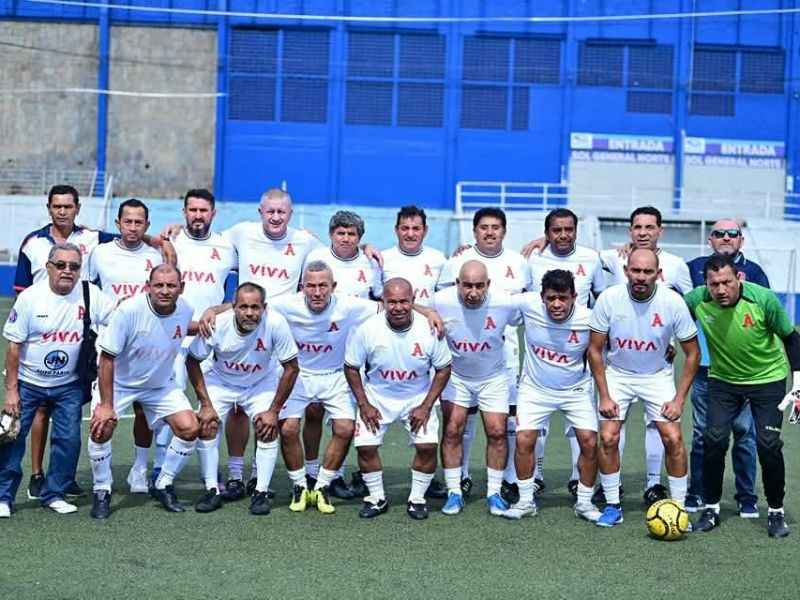 El equipo de Alianza, de la categoría Senior, de la Liga Máster AFES. El exvolante y ahora técnico, Jorge "Zarco" Rodríguez (abajo, 2o. i.), con excompañeros albos. Foto: Cortesía Liga Máster AFES