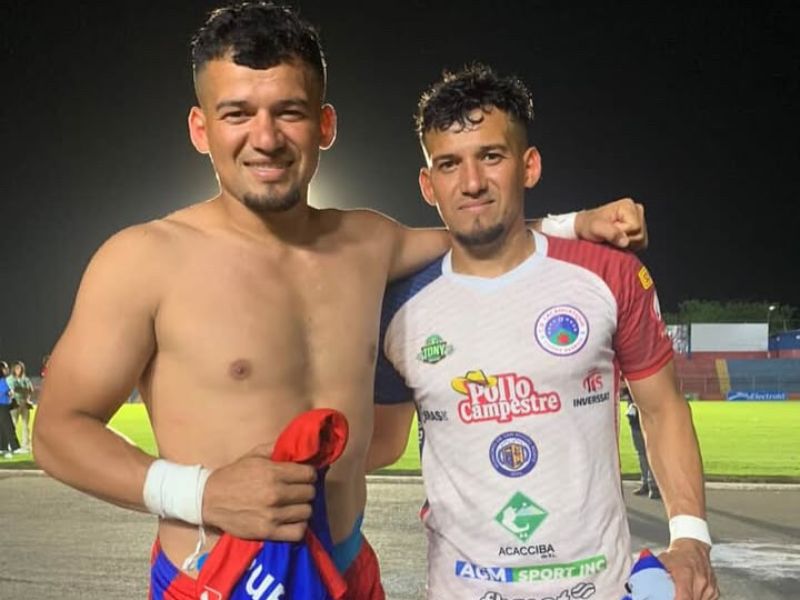 Los gemelos Daniel (i.) y Alex Márquez, tras la vuelta de cuartos ante FAS, en Santa Ana. Foto: Cortesía Alex Márquez