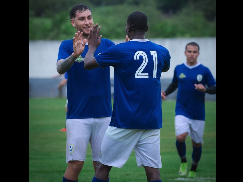 El delantero Germán Águila (i.), en un partido con el Fuerte San Francisco. Foto: Cortesía Fuerte San Francisco