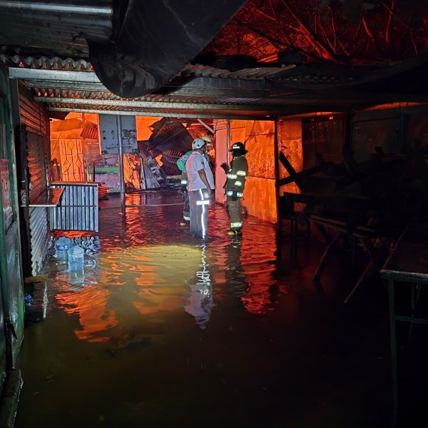 El incendio inició en una área donde se comercializa comida. Foto EDH/Cortesía