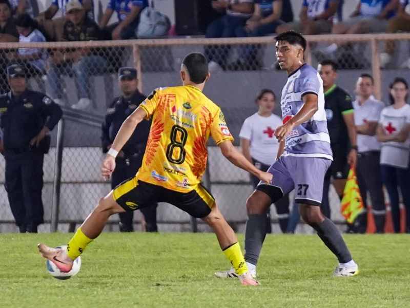 El volante Isaac Portillo (d.), en un partido ante CD Platense. Foto: Cortesía Isidro Metapán