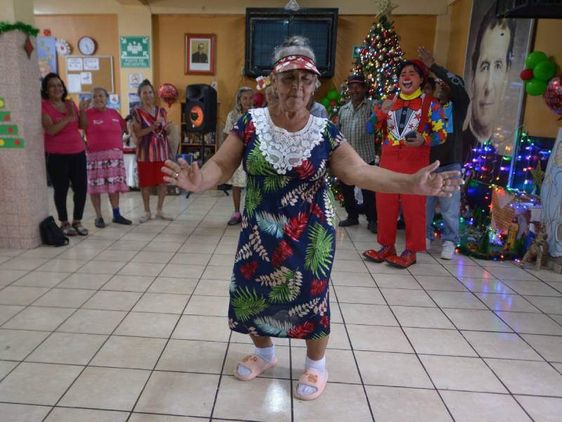 JR - Celebración- Navidad- Mama Margarita- Adultos Mayores- Payasos-Comida